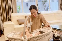 Đăng ảnh chăm bé Winnie, Đông Nhi háo hức vì sắp được đón Tết đầu tiên bên con gái