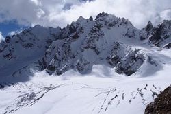 Ấn Độ: Lực lượng cứu hộ tìm kiếm người mất tích sau khi sông băng ở Himalaya bị vỡ