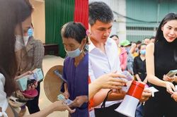 Thủy Tiên cùng ông xã Công Vinh trao quà Tết đặc biệt cho người nghèo miền Tây