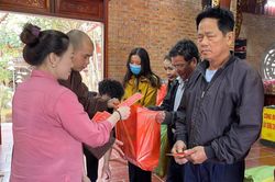 Nghệ An: Các chùa tặng quà tết cho hộ nghèo và học sinh
