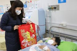 Gần 600 sổ BHXH và hơn 10.000 thẻ BHYT đã được trao tới người dân có hoàn cảnh khó khăn