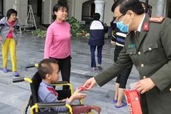 Tặng quà các cơ sở chăm sóc người không nơi nương tựa