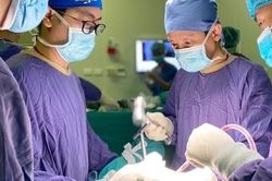 Thay khớp háng nhân tạo trong 10 phút cứu sống cụ bà 102 tuổi