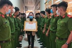 Trao tặng Bằng 'Tổ quốc ghi công' cho thân nhân 2 liệt sĩ Công an