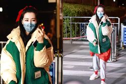 Sau màn diện sneaker dưới váy công chúa, Địch Lệ Nhiệt Ba lại khoe quần nỉ mặc cùng váy đón Xuân