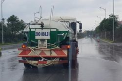 Mưa to cả ngày, xe môi trường vẫn phun nước rửa đường
