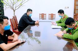Tạm giữ tài xế đánh cán bộ chốt phòng dịch