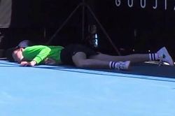 Bé gái nhặt bóng bất tỉnh tại Australian Open