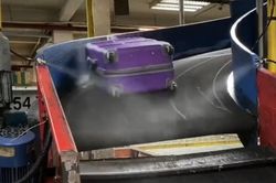 Khử khuẩn hành lý tự động tại sân bay Tân Sơn Nhất