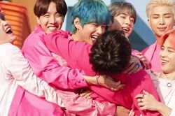 Cười 'bể bụng' với 12 thời khắc hài hước nhất của BTS