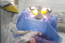 Đỡ đẻ thành công cho một sản phụ mắc Covid-19