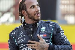 Lewis Hamilton gia hạn hợp đồng với Mercedes