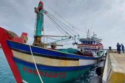 Hỗ trợ ngư dân khắc phục sự cố trên biển