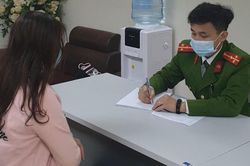 Hà Nội: Nữ giám đốc tặng quà Tết bạn bằng pháo hoa nổ