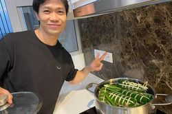 Các ngôi sao bóng đá trổ tài gói bánh chưng