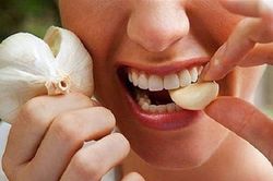 Tỏi rất tốt cho sức khỏe, nhưng người mắc bệnh này ăn sẽ hại vô cùng