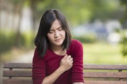 Sau nhiều ngày nằm viện, trở về nhà tôi quyết định viết đơn ly hôn vì không chịu nổi người chồng vô tâm