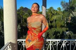 Em út 9x nhà Kardashian thả dáng 'gái một con' bốc lửa