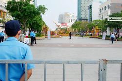 TPHCM: Nhiều nơi vắng vẻ từ trưa 9/2, chợ hoa Hồ Thị Kỷ vẫn đông 'nghẹt thở'