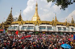 Biểu tình lan rộng ngày thứ 4 ở Myanmar, gần 30 người bị bắt giữ