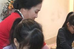 Khoảnh khắc đẹp ngày Tết: 'Mẹ chồng' Lan Hương dạy 2 cháu nội gói bánh chưng