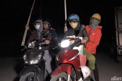 Chuyện những người phụ nữ 'mình đồng da sắt' đội đá đổ bê tông trong đêm