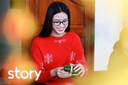 Hoa hậu Đỗ Thị Hà đi chợ quê sắm Tết ngày mưa gió