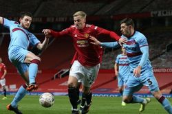 MU: Van de Beek lạc lối, không thay nổi Bruno Fernandes và Pogba