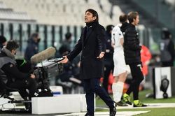 HLV Conte giơ 'ngón tay thối', mắng chửi thậm tệ chủ tịch Juventus
