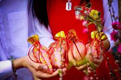 Vì sao nên mua muối đầu năm để hút may mắn, tài lộc về nhà?