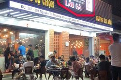 Dịch COVID bùng phát, quán nhậu ở TPHCM vẫn kín khách tối 29 Tết