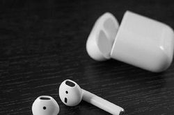 Người đàn ông vô tình nuốt AirPod mà không hay biết