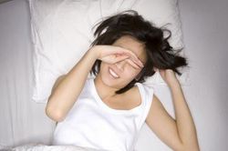 Thiếu ngủ đêm có thể gây teo não
