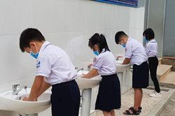 Trường học phải có chỗ rửa tay với nước sạch, xà phòng
