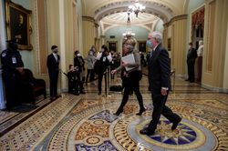 Nghị sĩ Cộng hòa lơ đễnh trong phiên tòa luận tội ông Trump