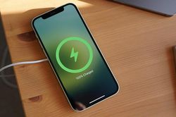 Đặt hình nền đen giúp tiết kiệm pin cho iPhone và Apple Watch