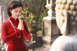Tảo mộ ngày Xuân mang nén tâm nhang mời tổ tiên về ăn Tết