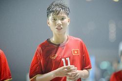 Cầu thủ U19 nữ Việt Nam gây sốt với màn tâng bóng cực khó