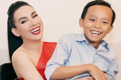 Phi Nhung buồn vì con nuôi Hồ Văn Cường, 'nhờ cộng đồng mạng dạy con'