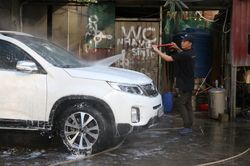 Giá rửa xe tăng cao, khách vẫn xếp hàng đợi chiều 30 Tết