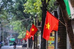 Phố phường Hà Nội rực rỡ cờ đỏ sao vàng ngày 30 Tết