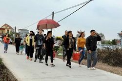 Tục viếng mộ tiên tổ chiều 30 Tết ở 1 vùng quê