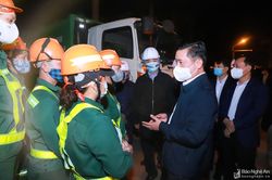 Bí thư Tỉnh ủy Thái Thanh Quý thăm, chúc Tết công nhân, cán bộ, chiến sỹ làm nhiệm vụ đêm Giao thừa