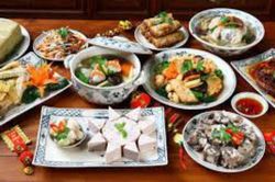 Vợ 'vắt chân lên cổ' làm cỗ cúng trưa 30 Tết thì bị chồng chê 'không bằng vợ hàng xóm', tức thì tiếng nói từ cổng vọng vào khiến anh ta 'xám mặt'