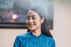 MC Phí Linh: Giao thừa, thương bố mẹ đón Tết xa con