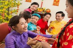 Đừng làm hỏng con chỉ vì tiền lì xì