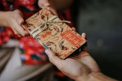Tết Tân Sửu: Phong tục lì xì xưa và nay có điều gì khác biệt?