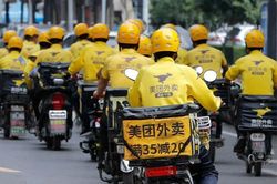Shipper tất bật làm việc xuyên Tết