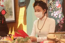 Cựu sinh viên ĐH Văn Hiến cho chữ ngày xuân
