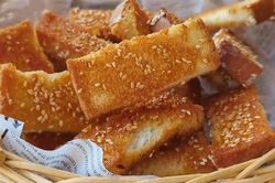 Làm bánh mì nướng mật ong ăn vặt ngày Tết